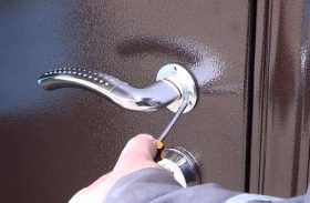 Замена дверной ручки металлической двери в Калуге